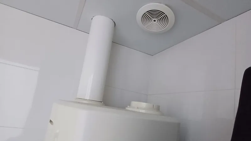 Parte superior de un Ariston Nuos con el conducto de aire hacia el techo