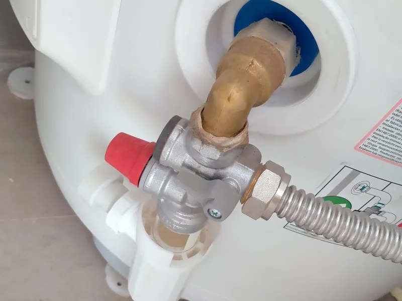 Grupo de seguridad hidráulico instalado en la entrada de agua fría de un Ariston Nuos