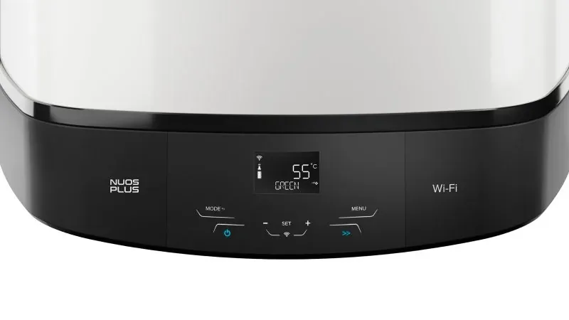 Panel de control de una bomba de calor Ariston Nuos Plus con pantalla en modo GREEN a 55 °C y botón Wi-Fi