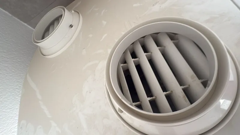 Bocas de entrada y salida de aire en la parte superior de una bomba de calor Ariston Nuos