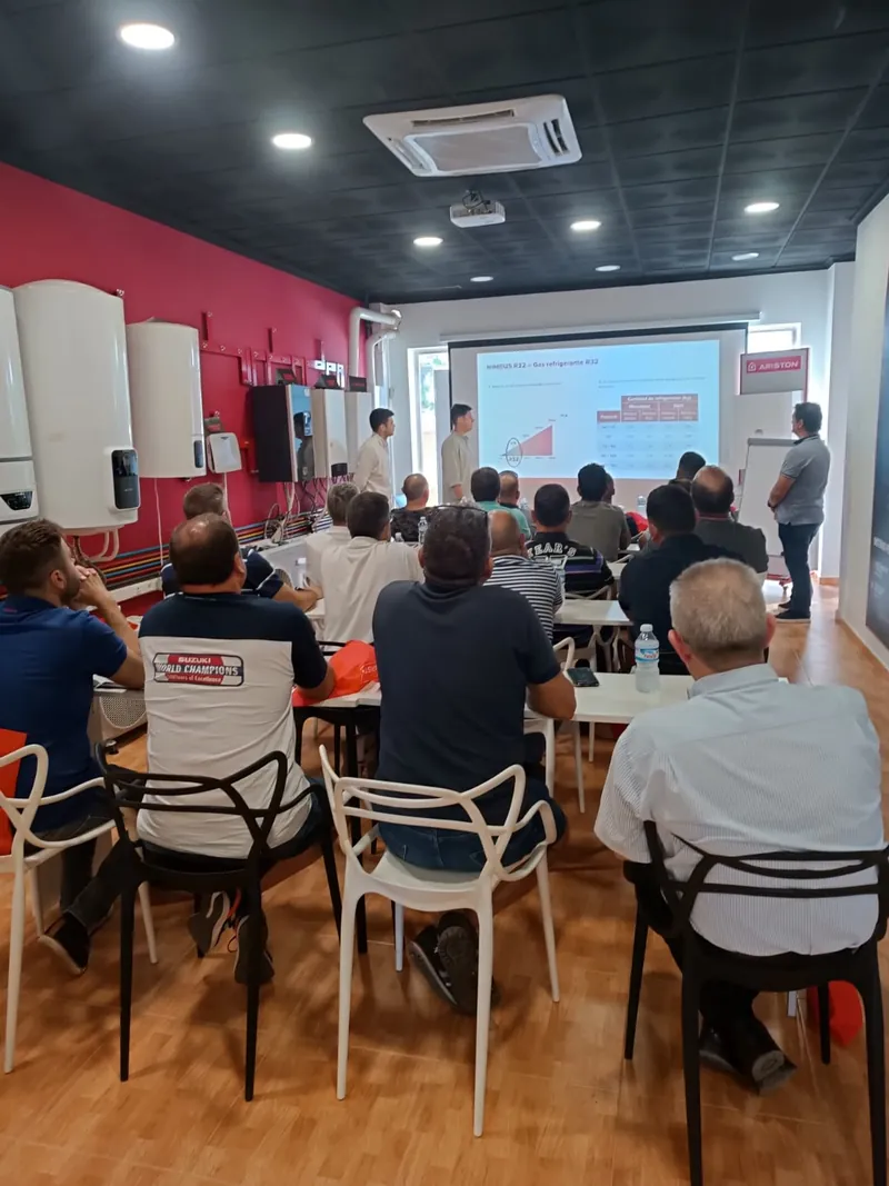 Jornada de formación técnica de Ariston sobre bombas de calor con gas refrigerante R32