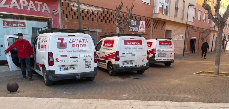 Furgonetas rotuladas de Climatización Zapata y del servicio técnico oficial Ariston