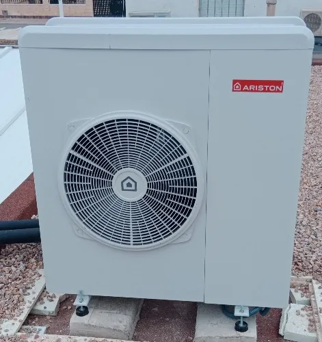 Bomba de calor de aerotermia Ariston Nimbus instalada en una cubierta, sobre soportes antivibratorios